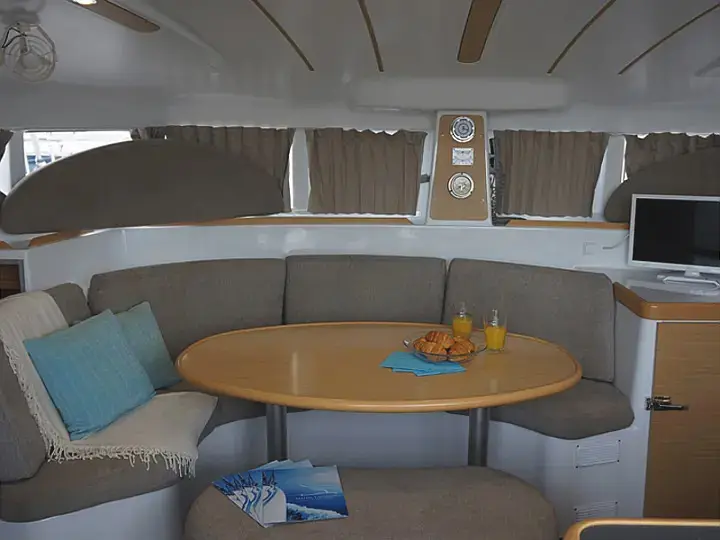 Dido, Interior image