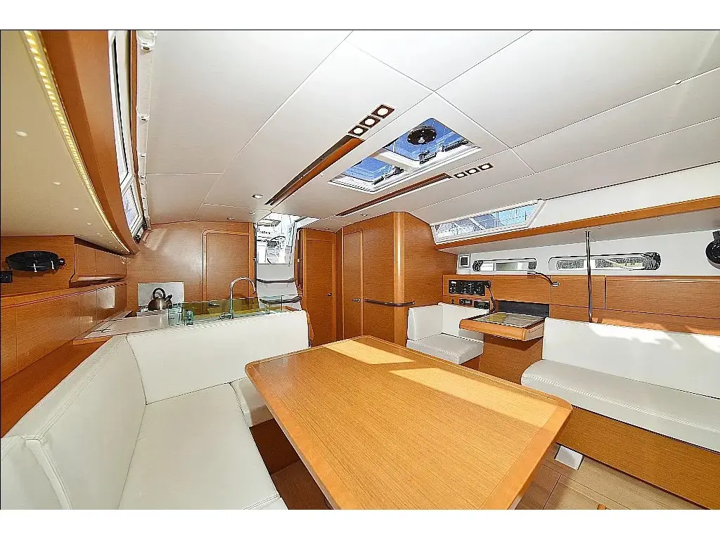 Canne Bleue, Interior image