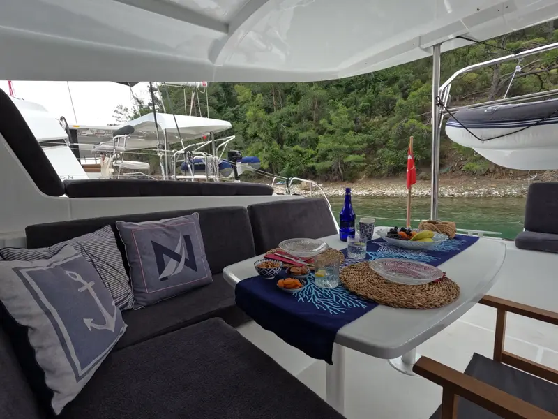 Ayza, Lagoon 42