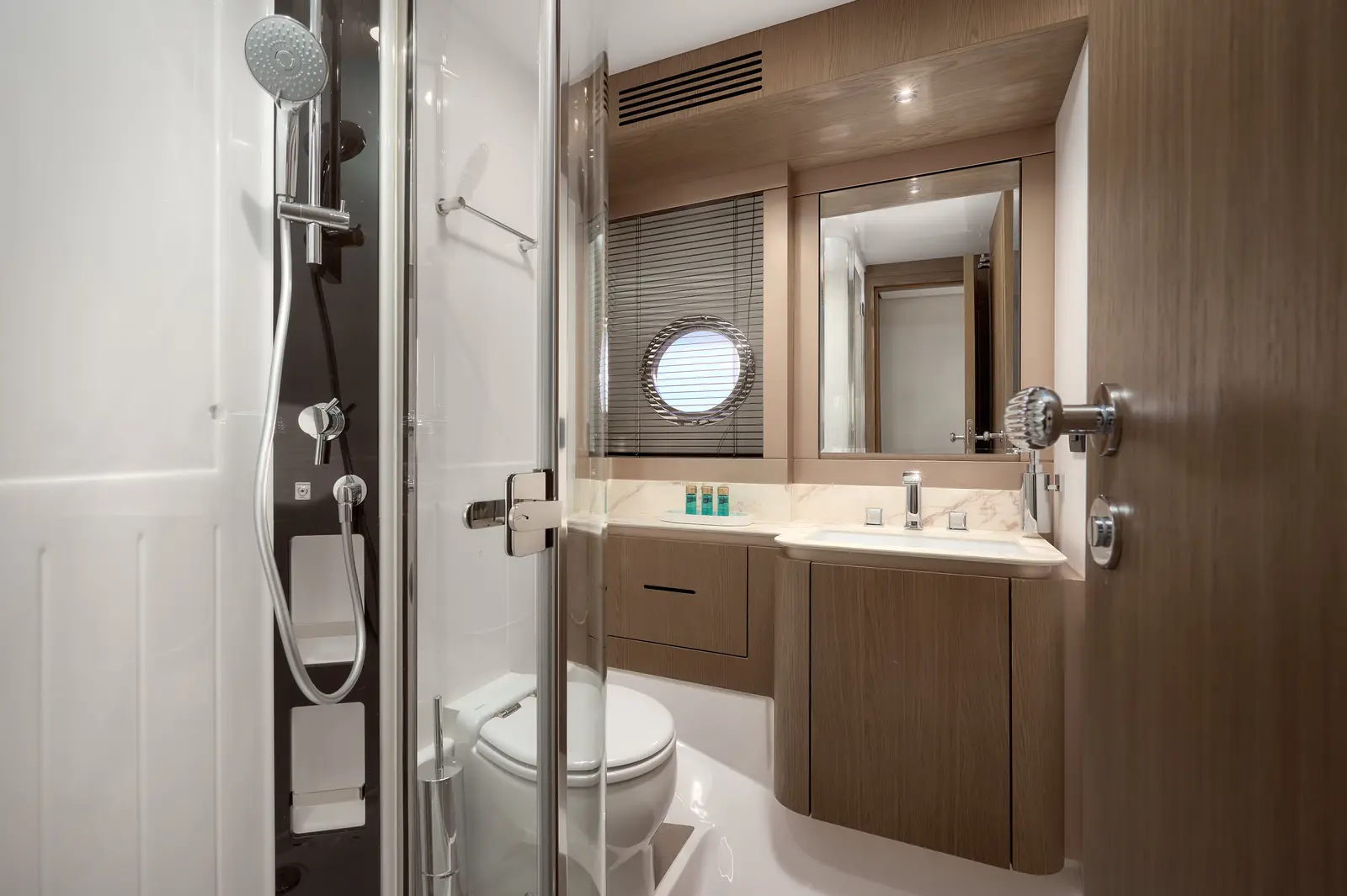 AVA II, wc