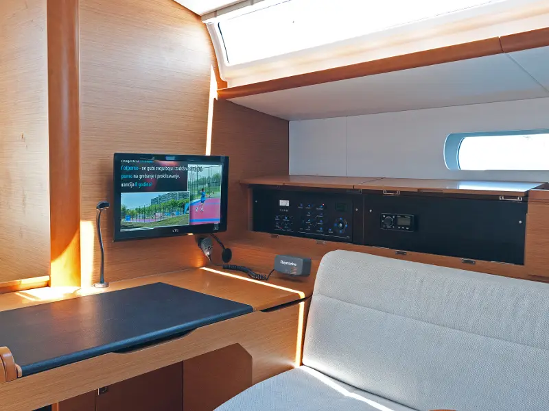 Aqua Kiss , interior