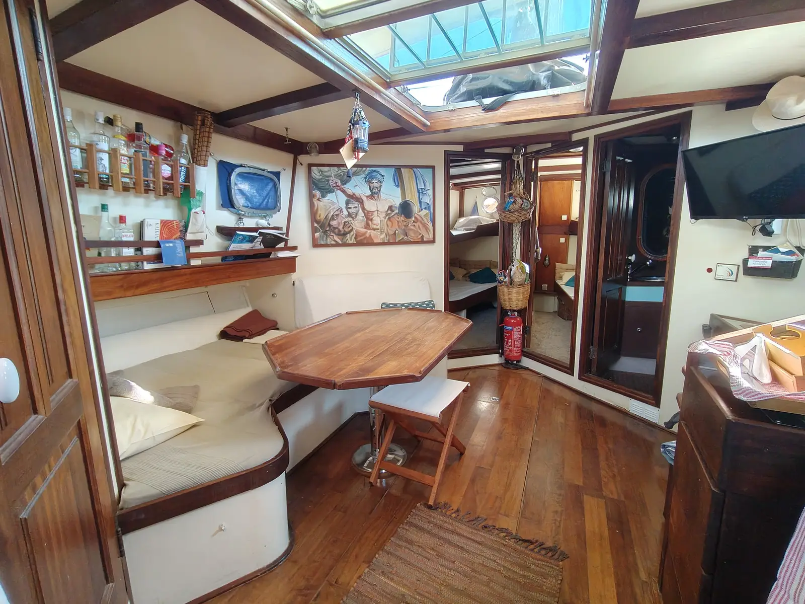 Ena, Interior image