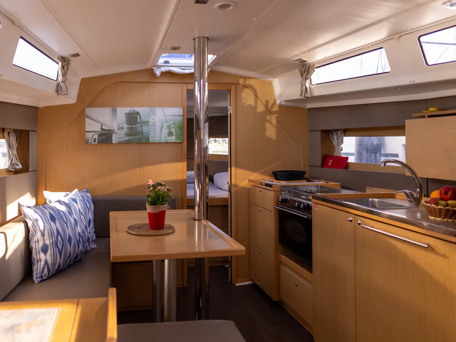 MOIN, Interior image
