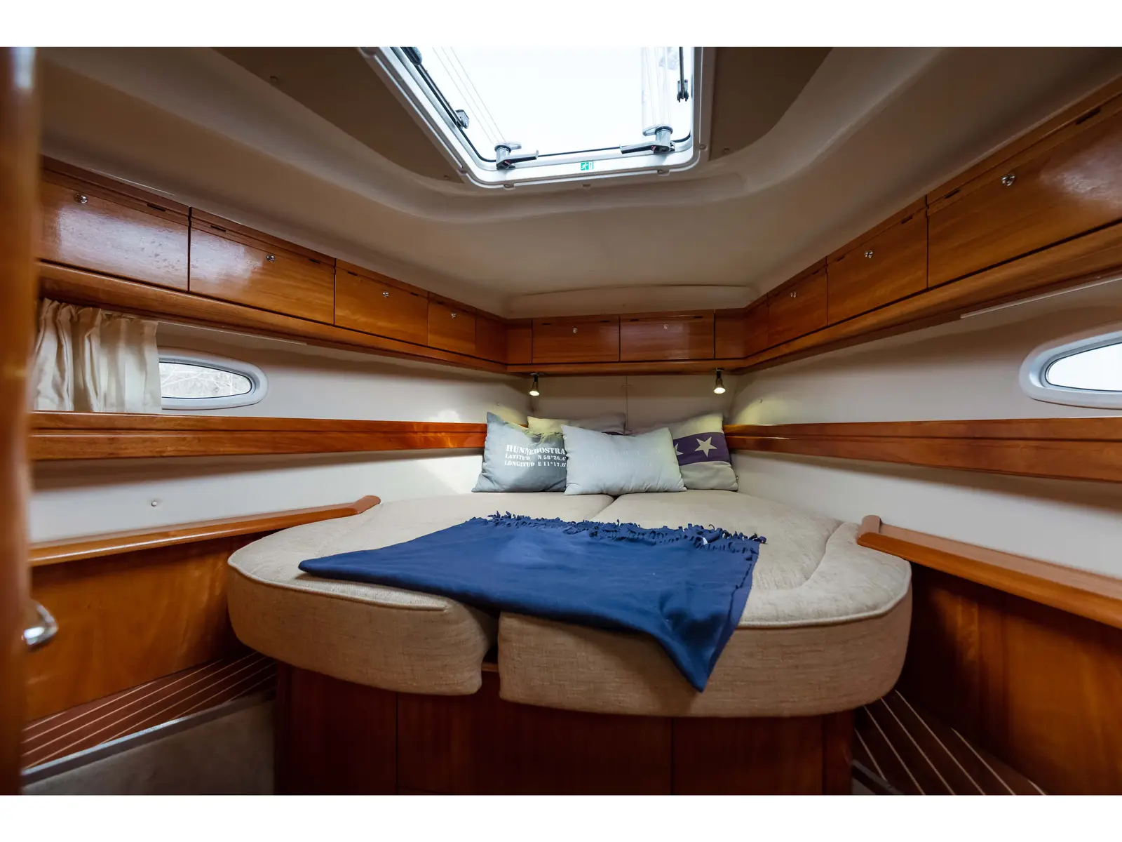 Meer Elis, Interior image