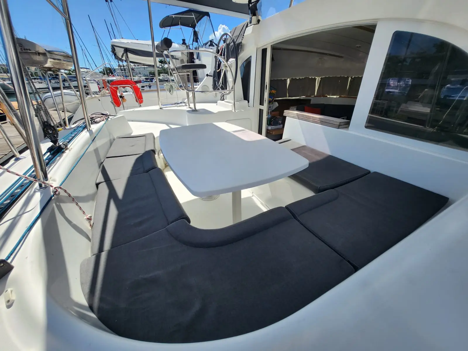 Aride, Interior image