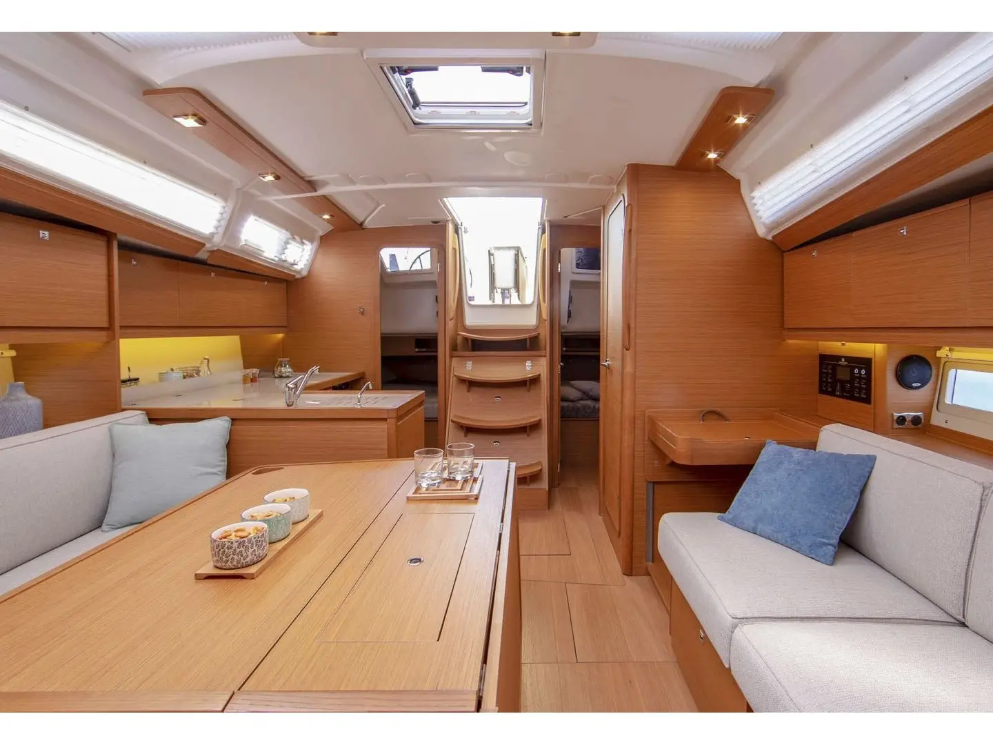 Ino, Interior image