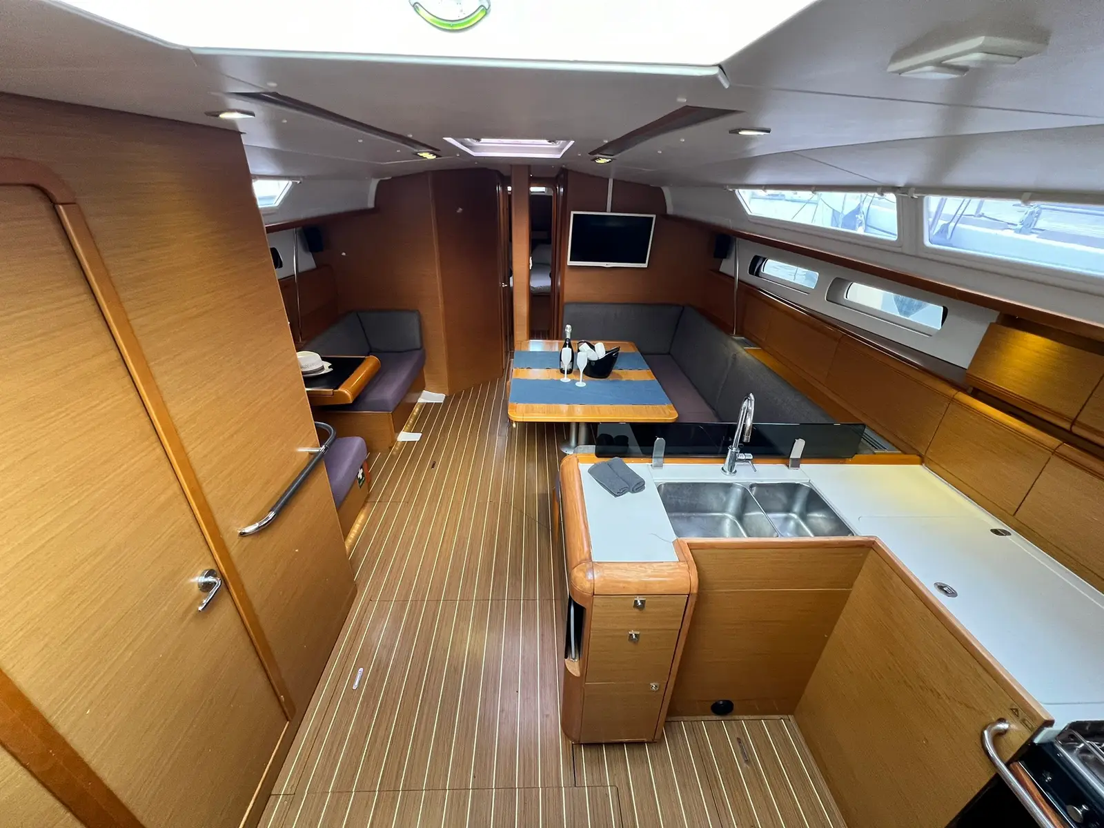 Spirus, Interior image