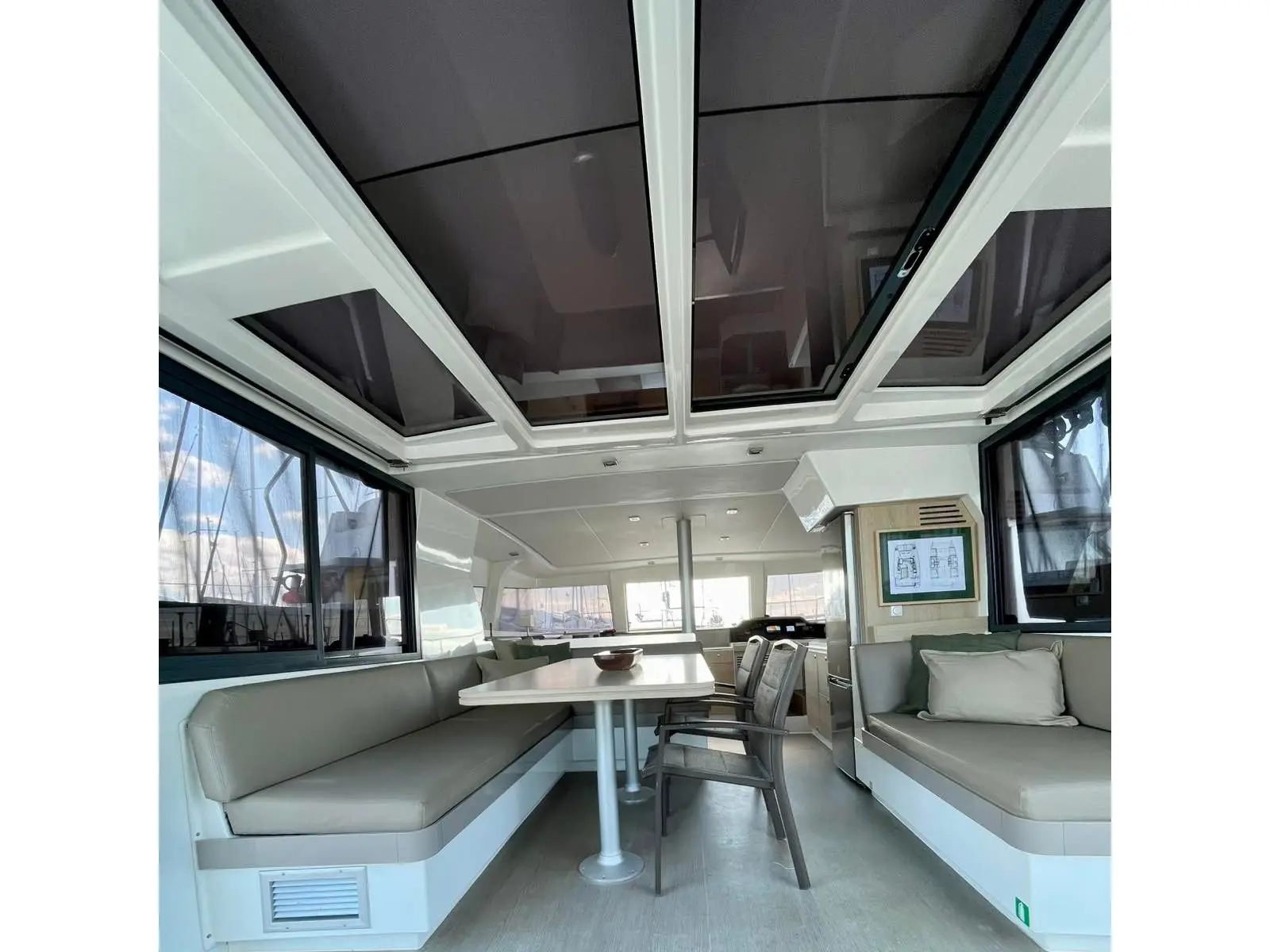 Mali Blue, Interior image