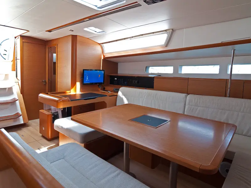 Aqua Kiss , interior