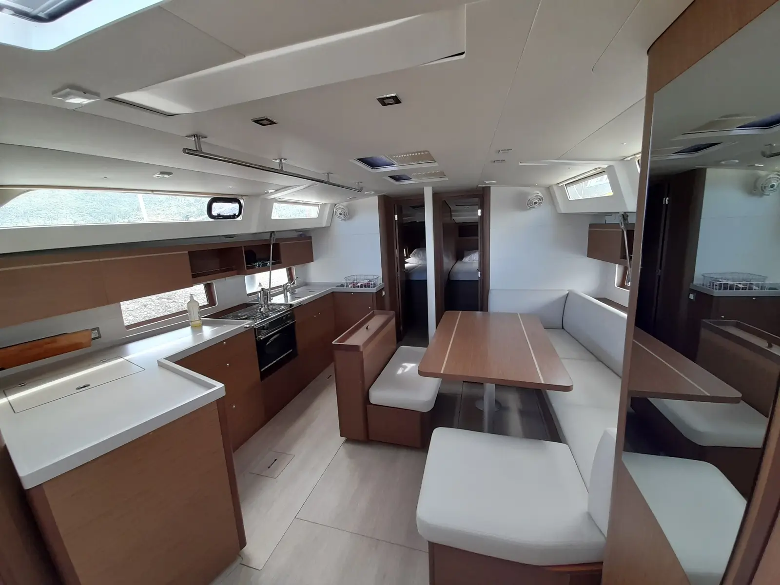LUNA, Interior image