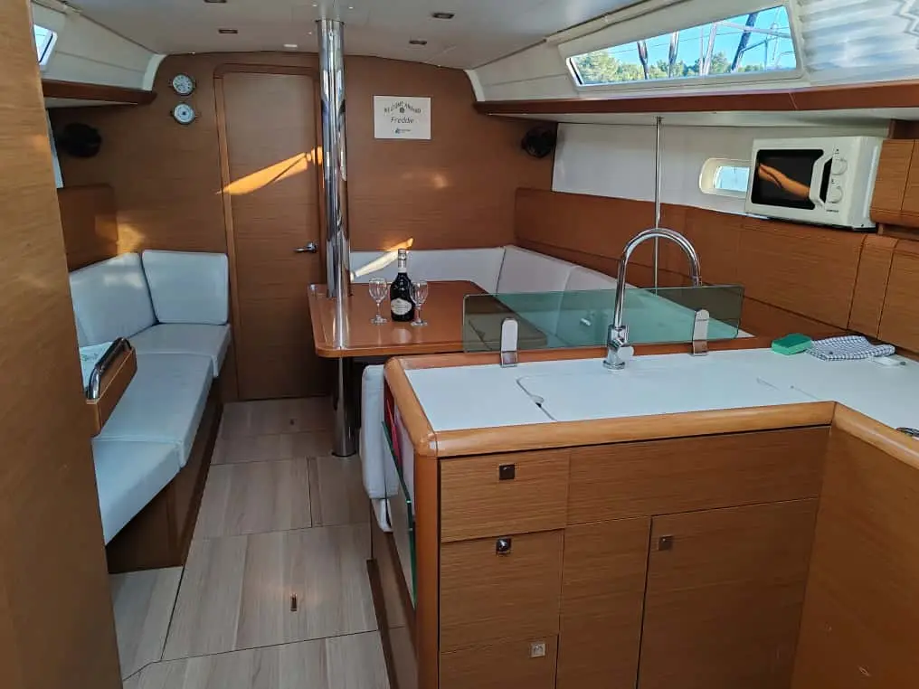 Freddie, Interior image