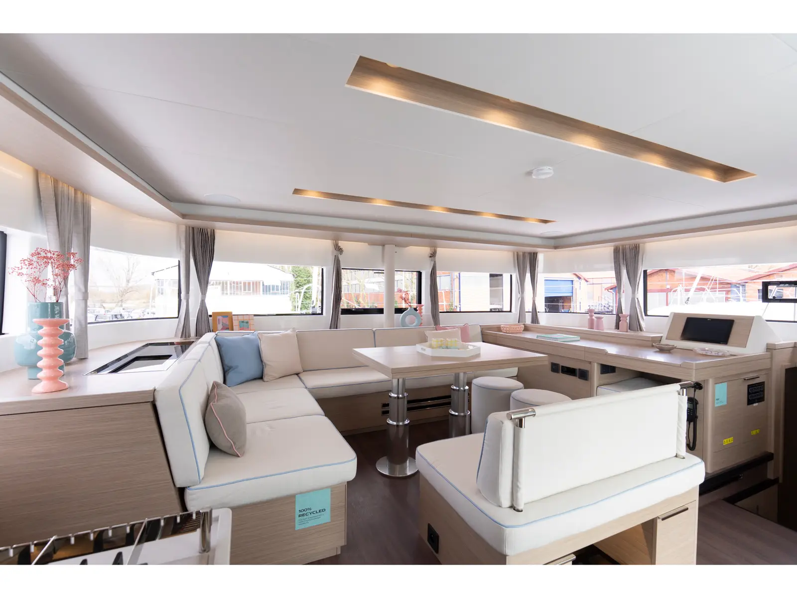 DEB ELLI, Interior image