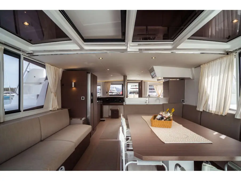Arianna, Interior image