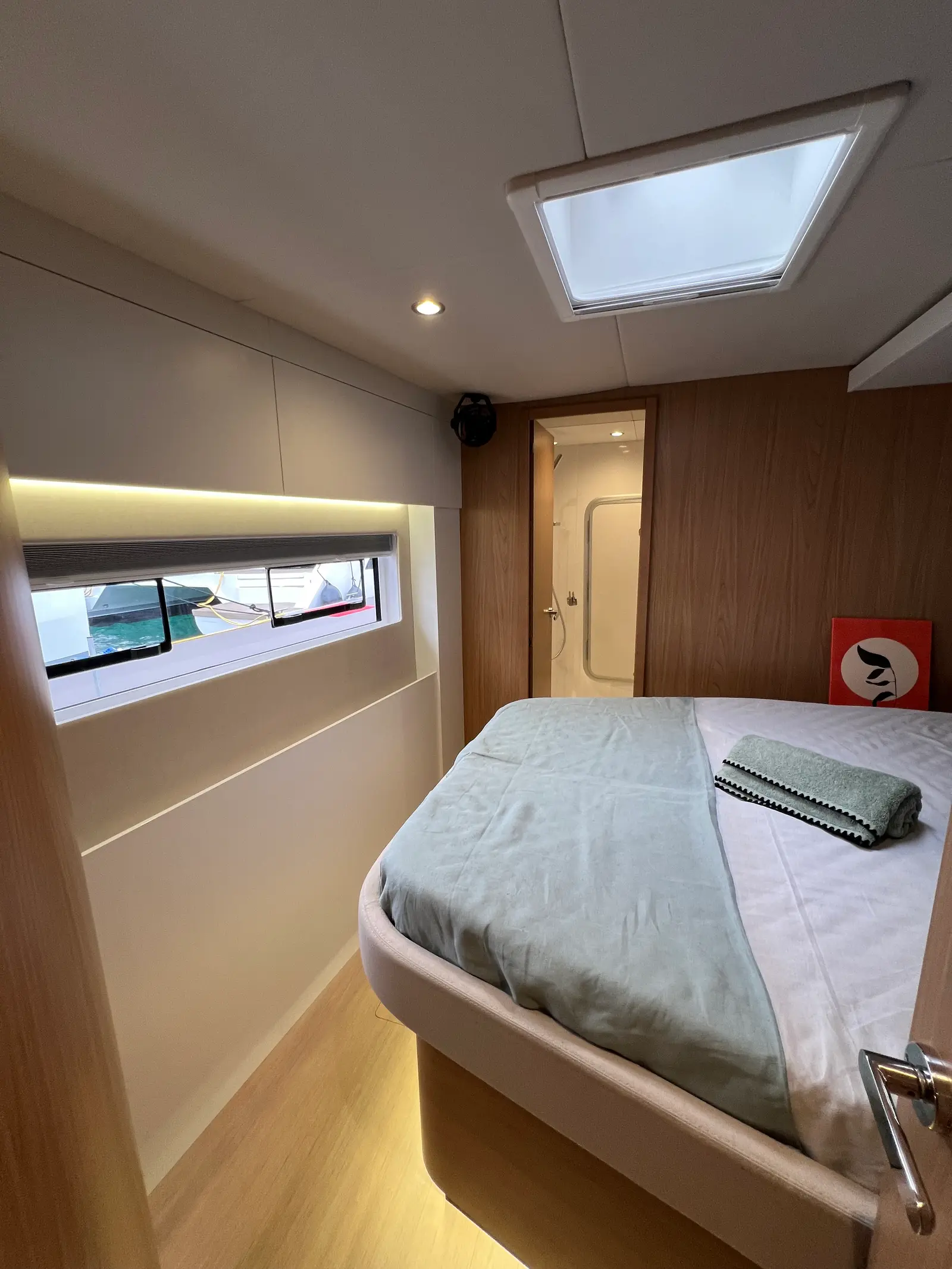 Leone, Interior image