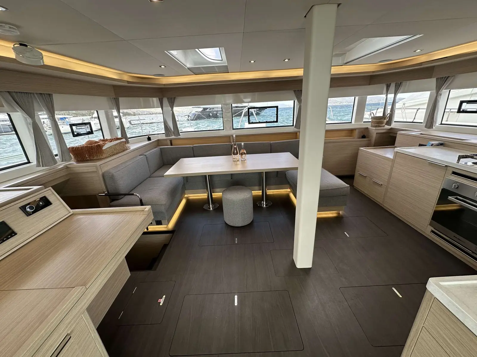 Lulu, Interior image