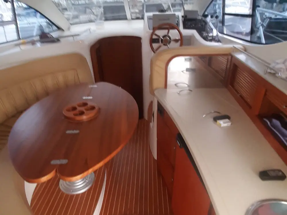 Norah, Interior image