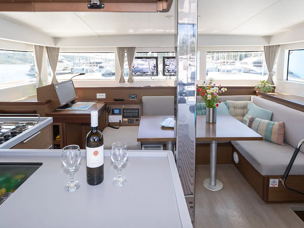 BYE BYE 2020 (air condition, generator), Interior image