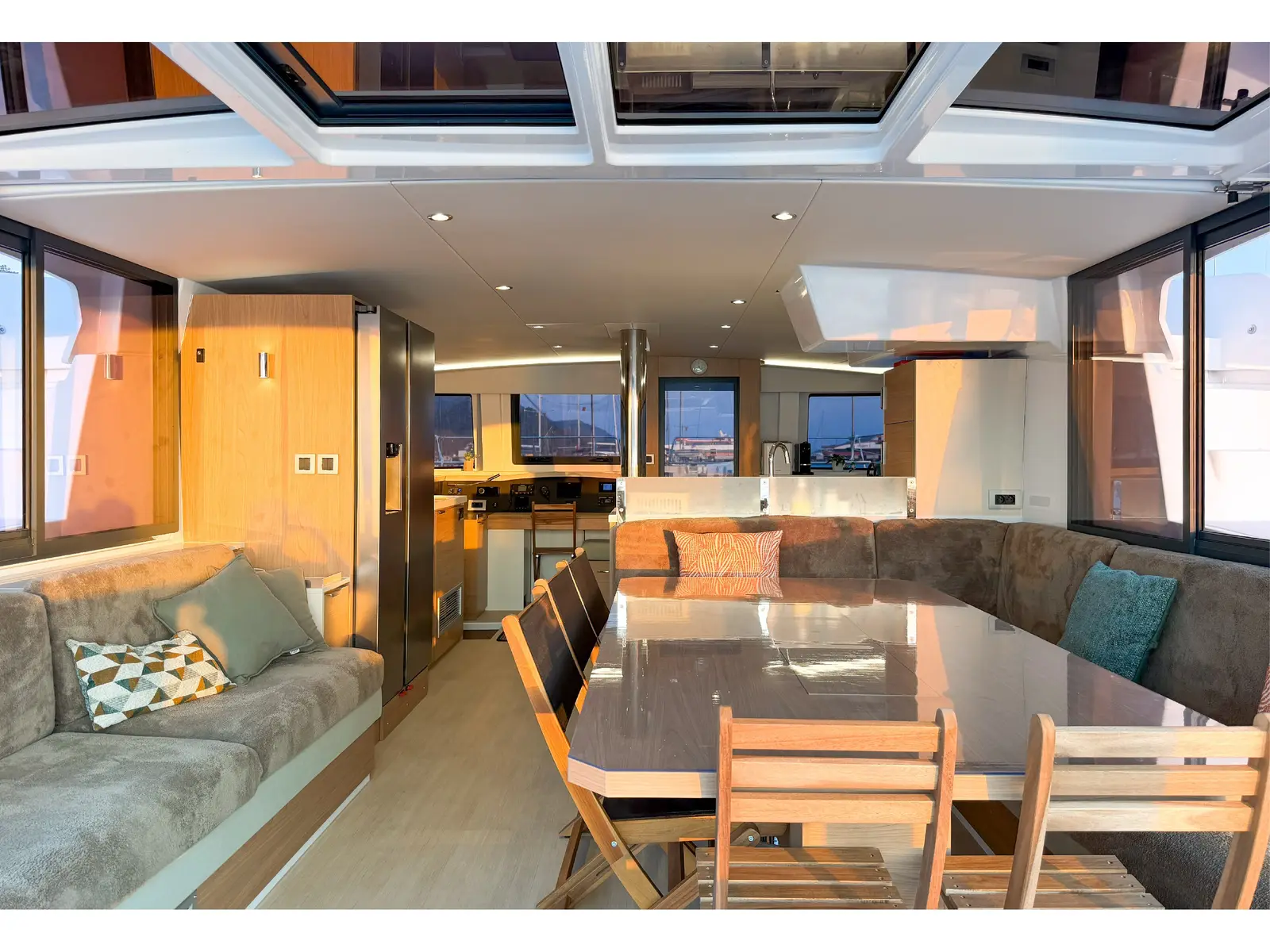 Luna, Interior image