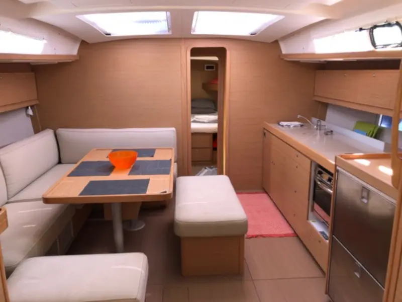 Elizabeth, Interior image