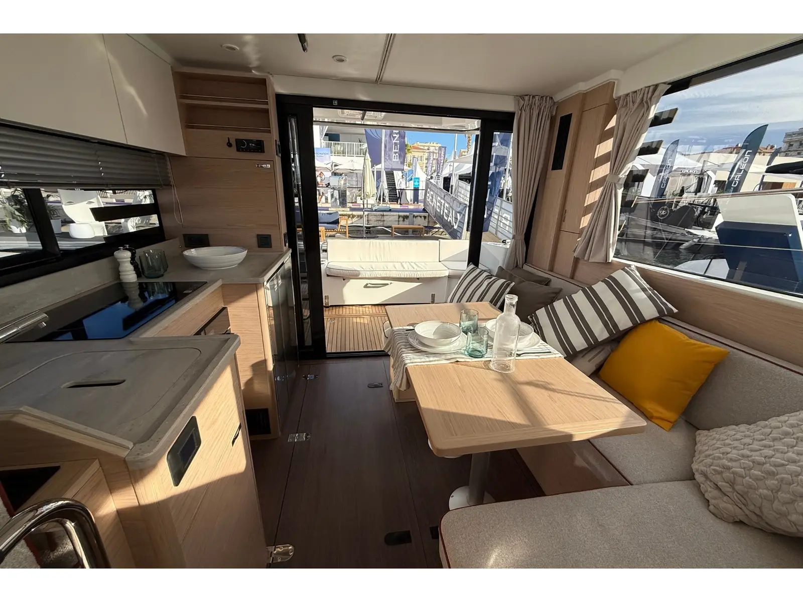 ZOE, Interior image