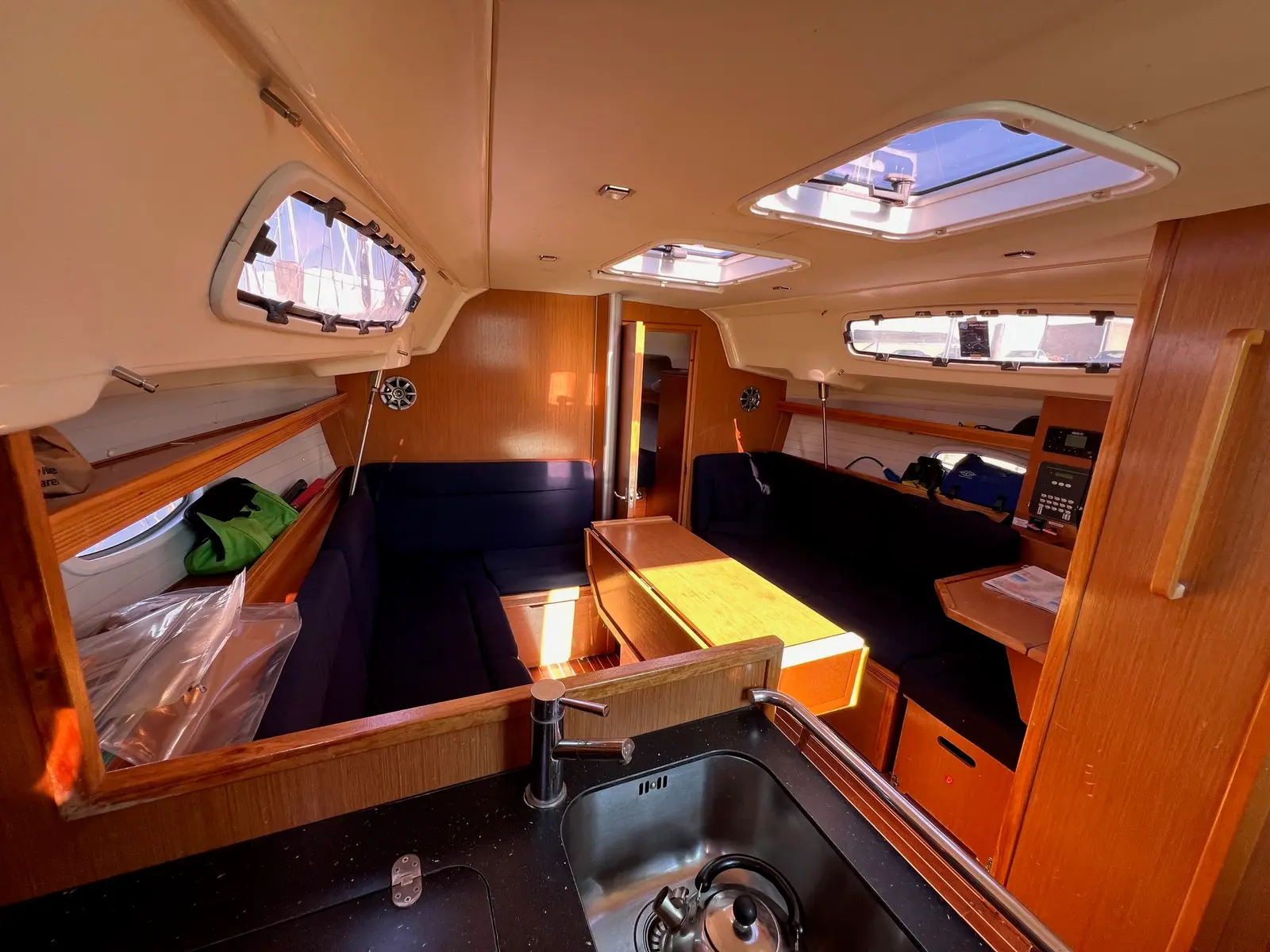 Jana, Interior image