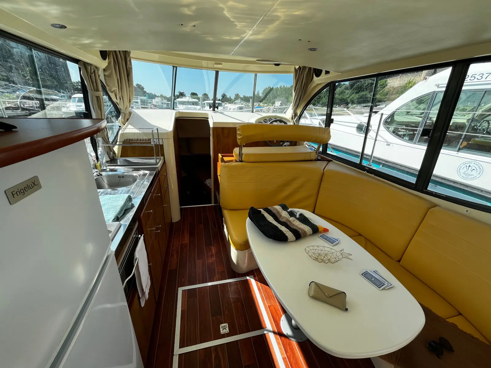 Tempo, Interior image