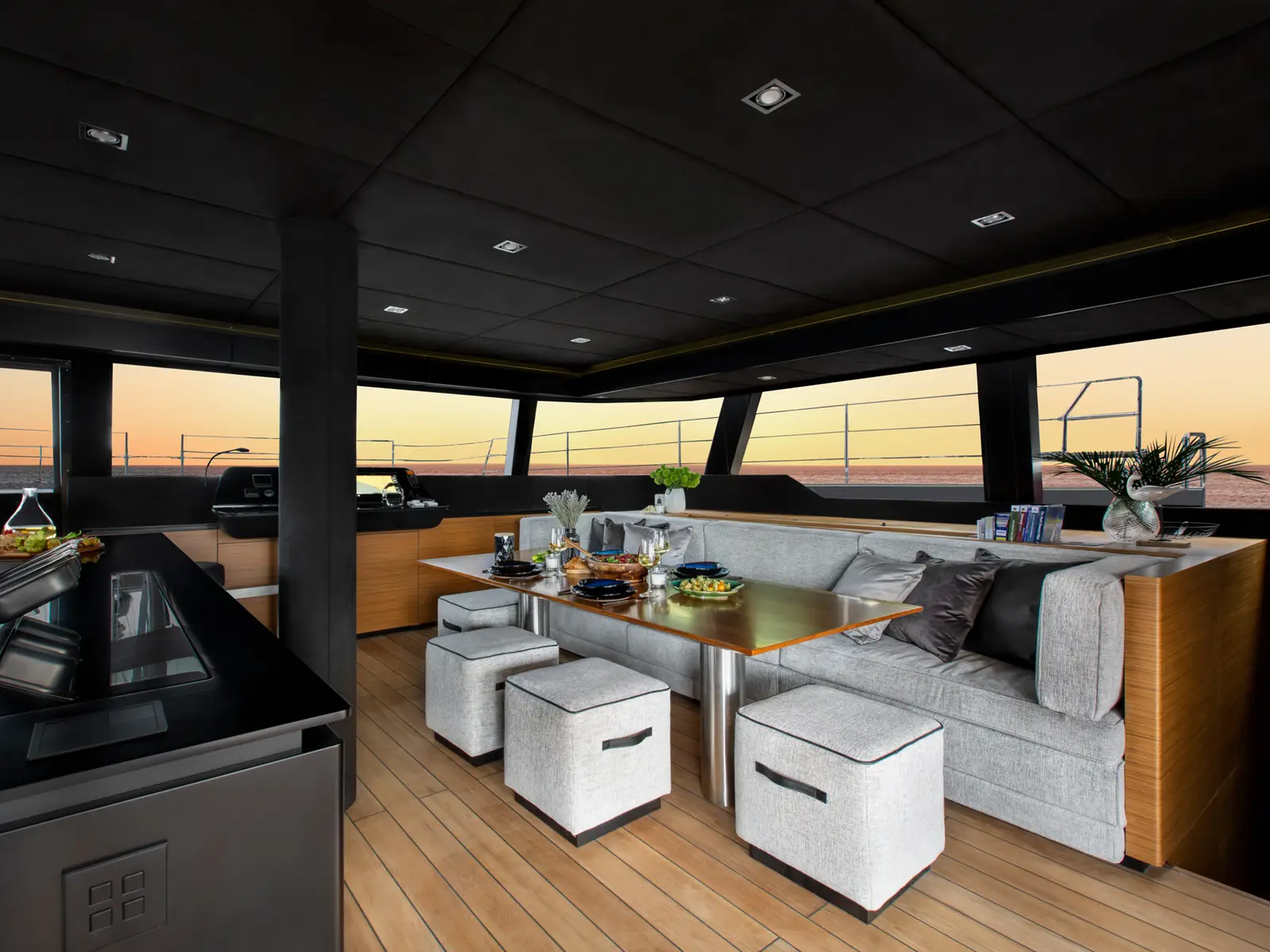 Calma, Interior image