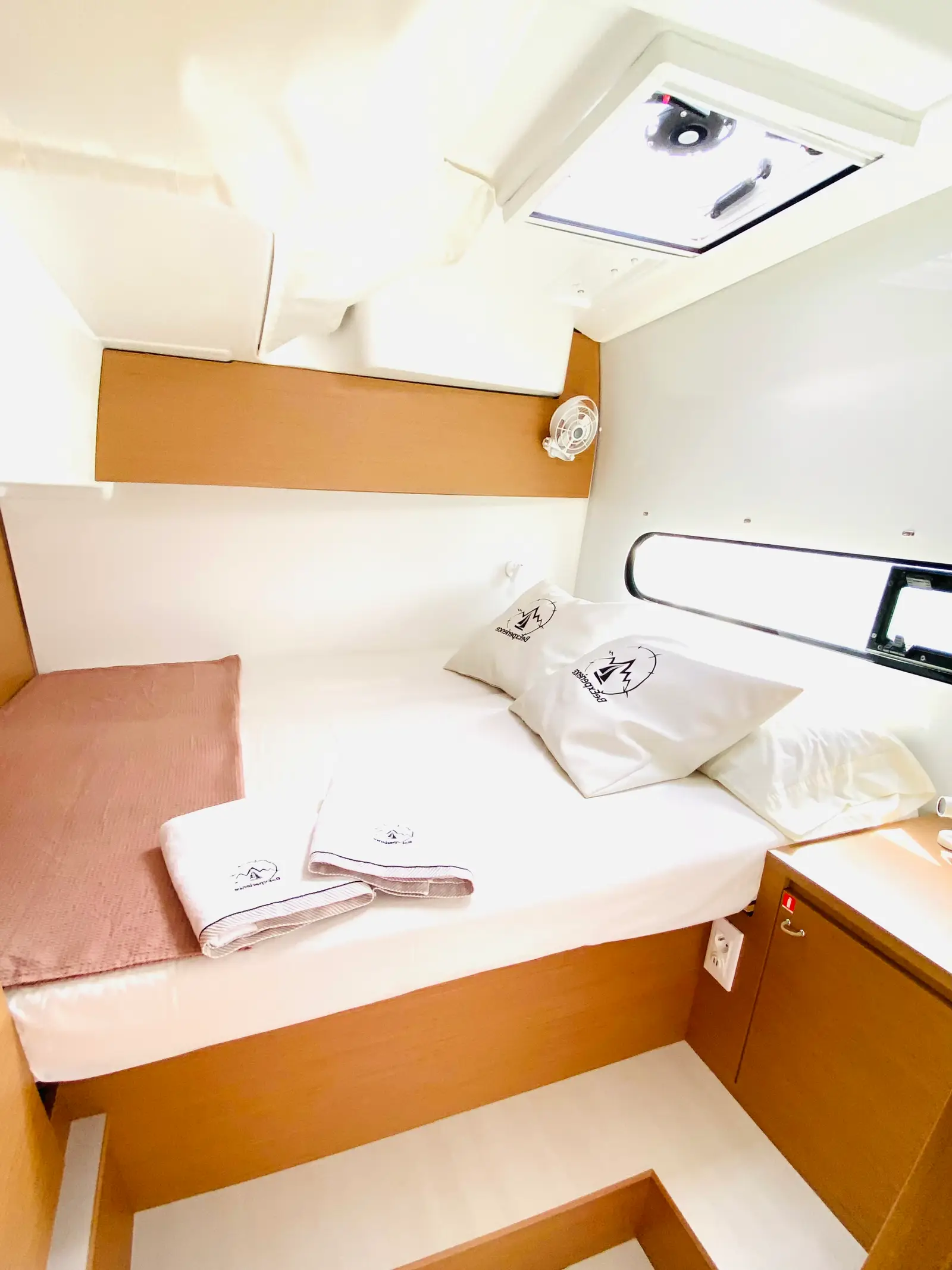 ONE Ibiza BAREBOAT, Foto 37