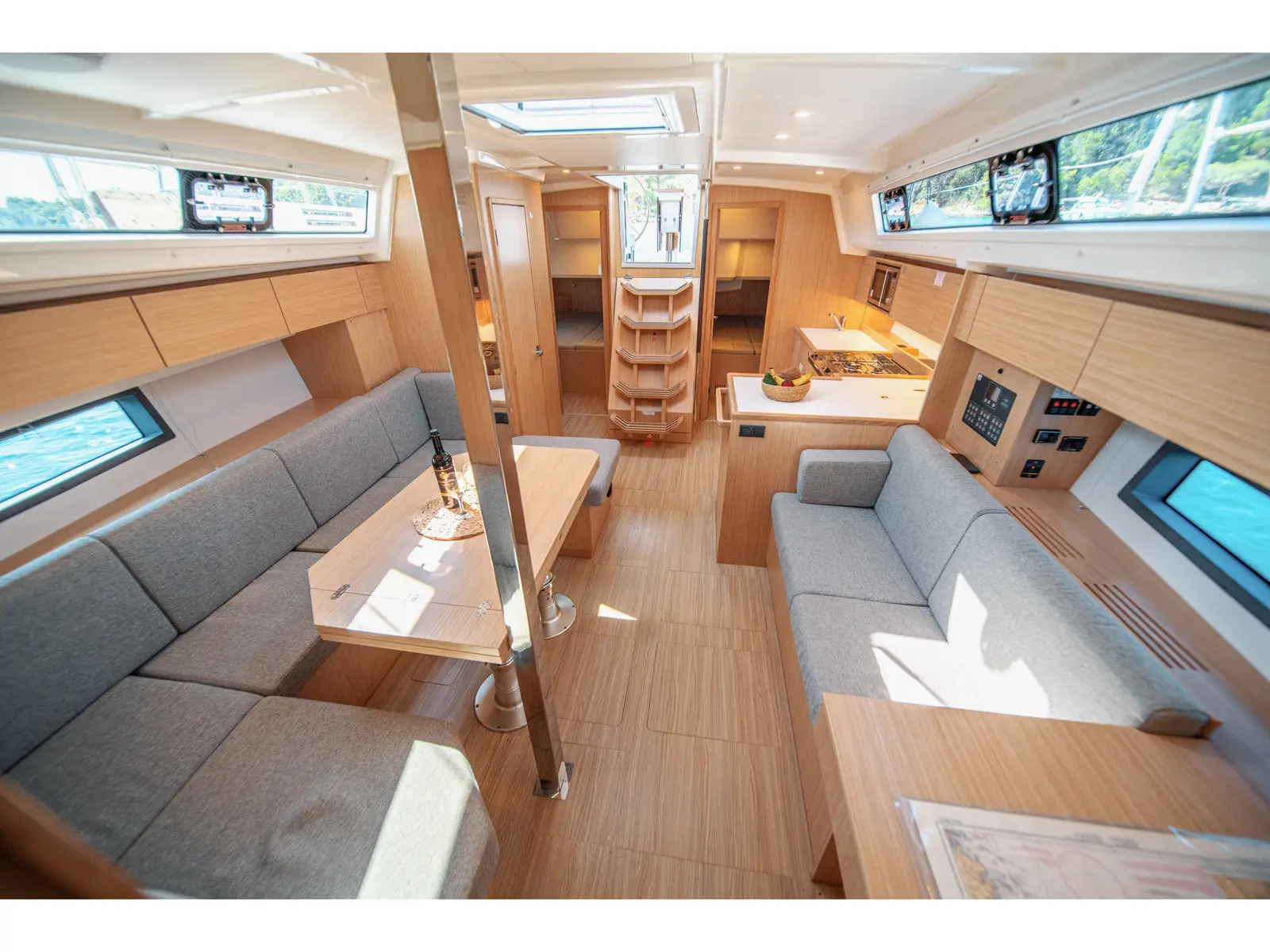 Fiona, Interior image