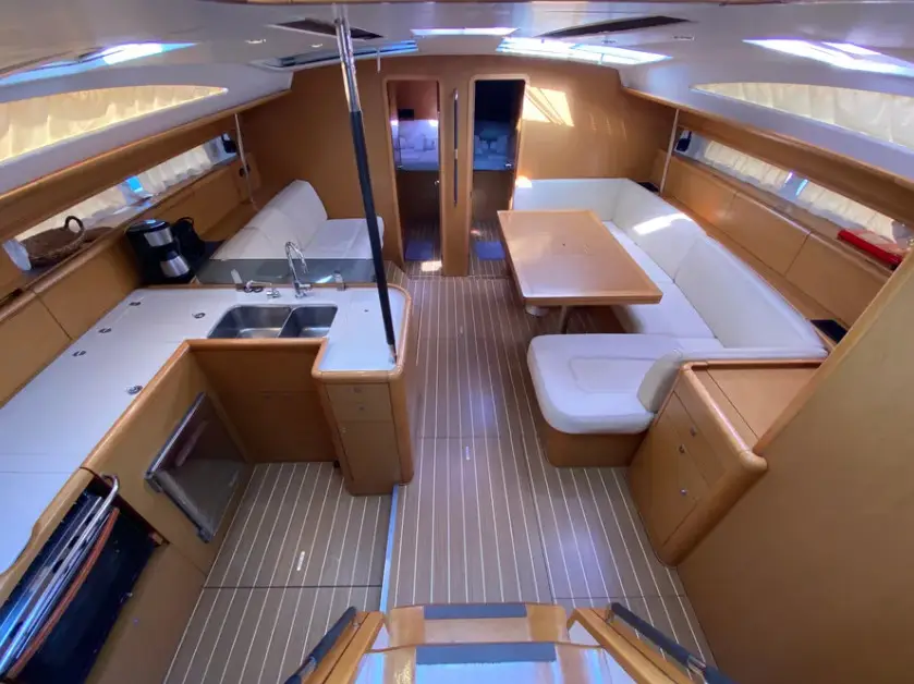 Christianna 12, Interior image
