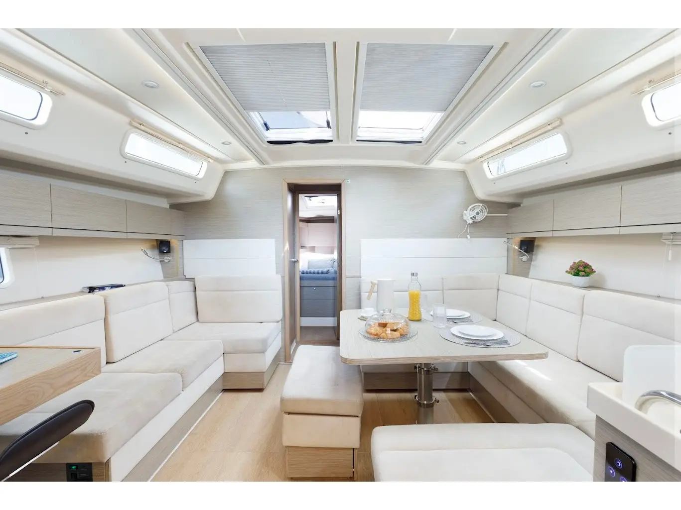 Sea Ruby, Interior image