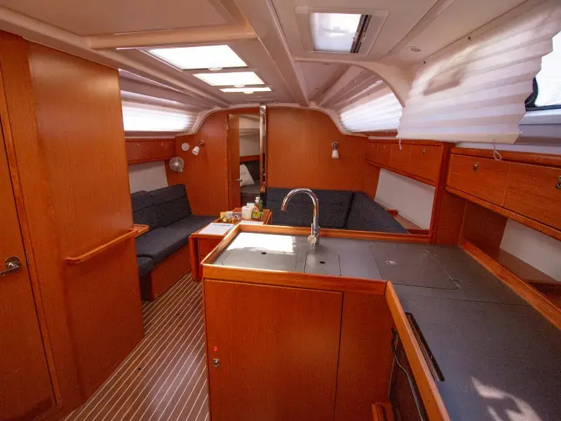 Lady Ann, Interior image