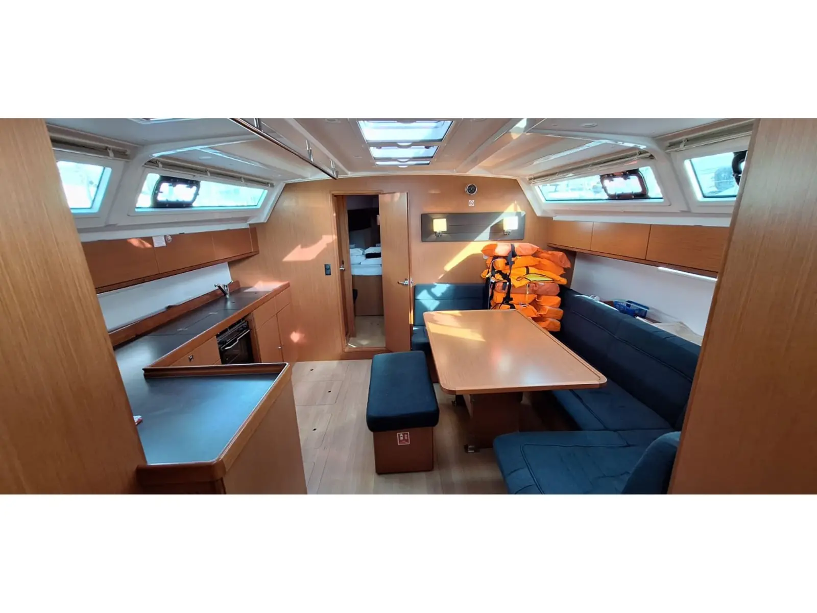 Galeb, Interior image