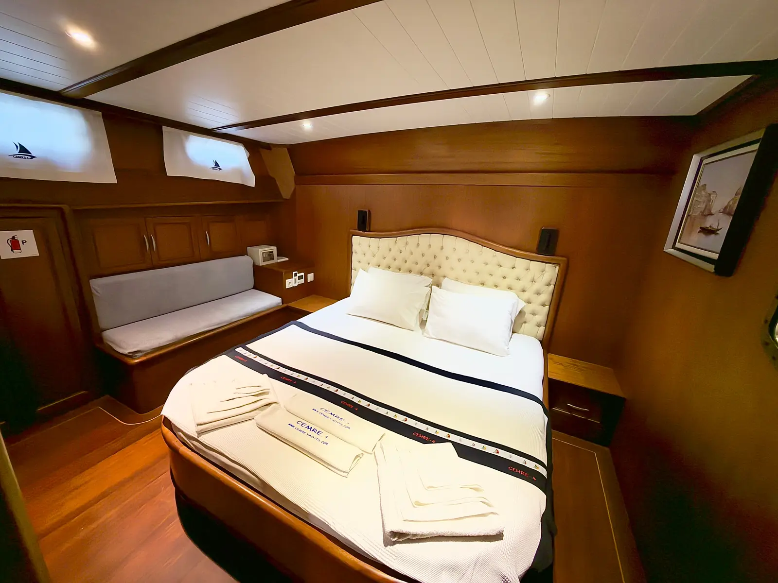 Cemre 4, Interior image