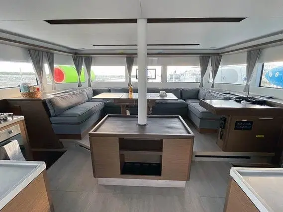 Merev, Interior image