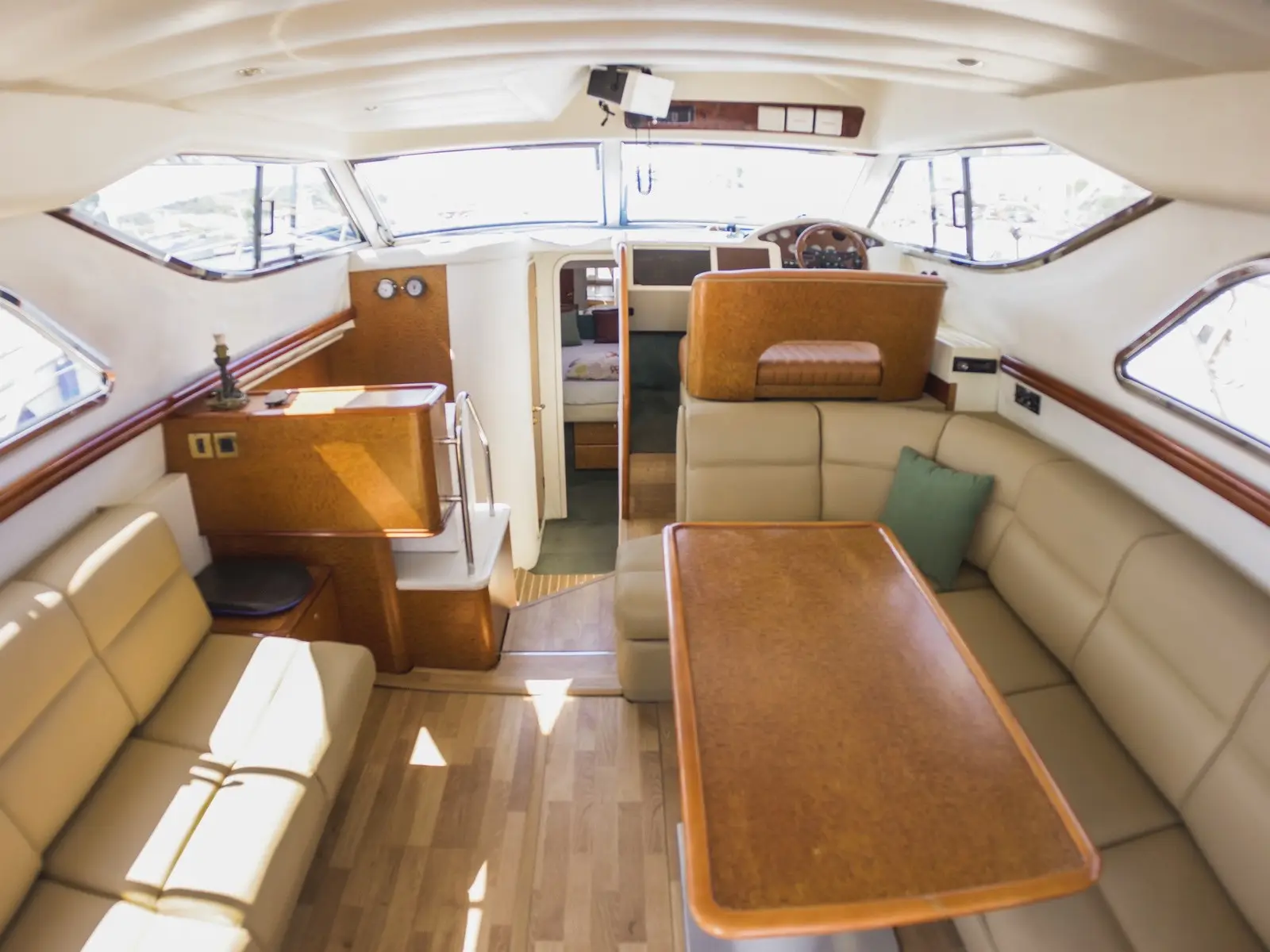 Constantin 2, Interior image