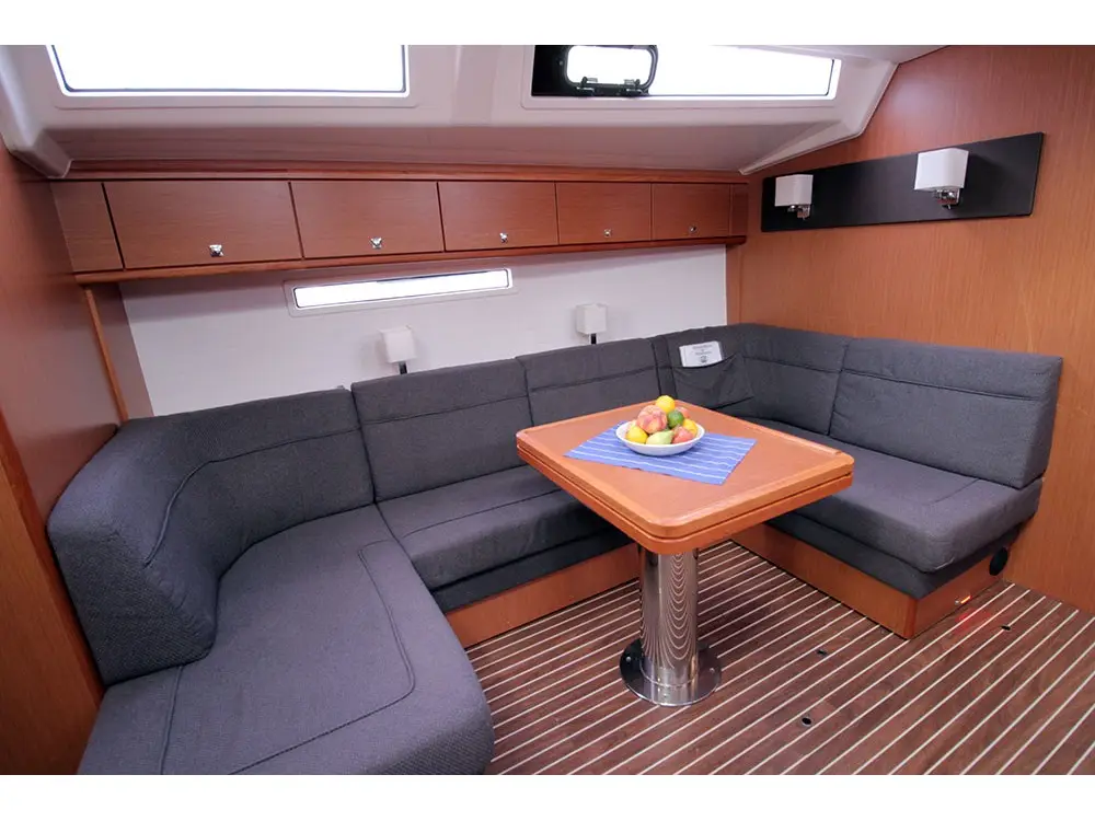 Maximum, Interior image