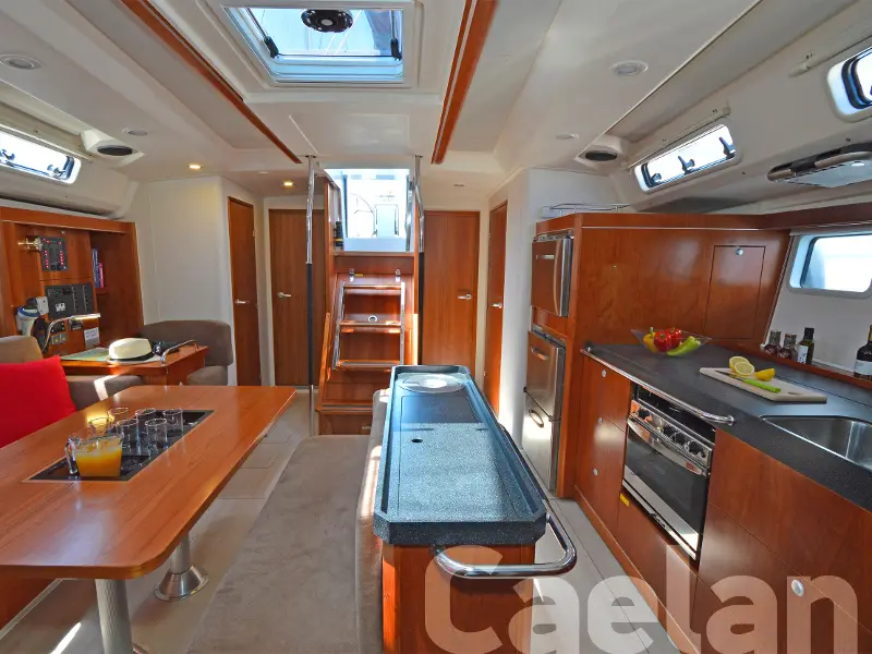 Kimi, Interior image