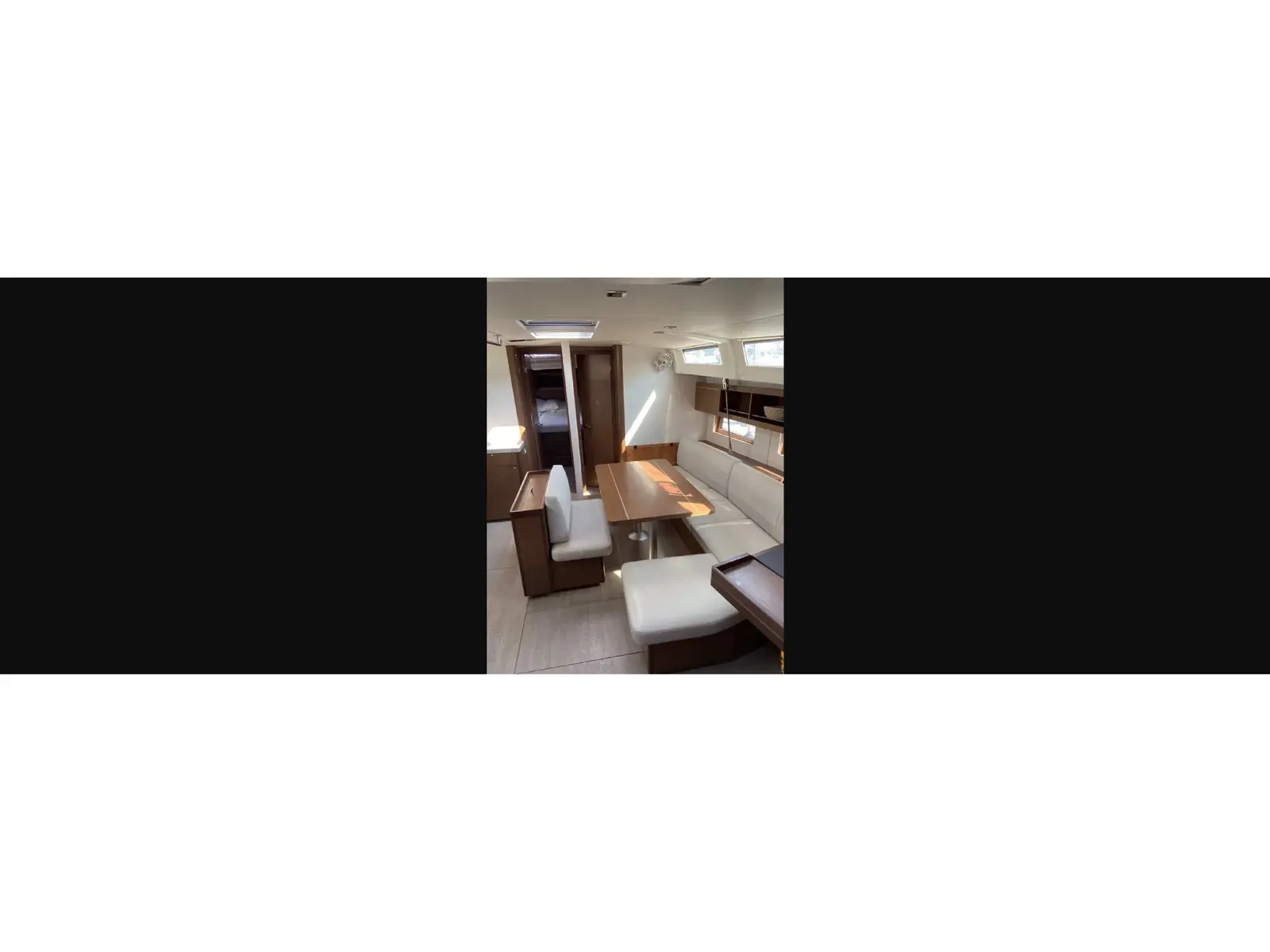 Amalthia, Interior image