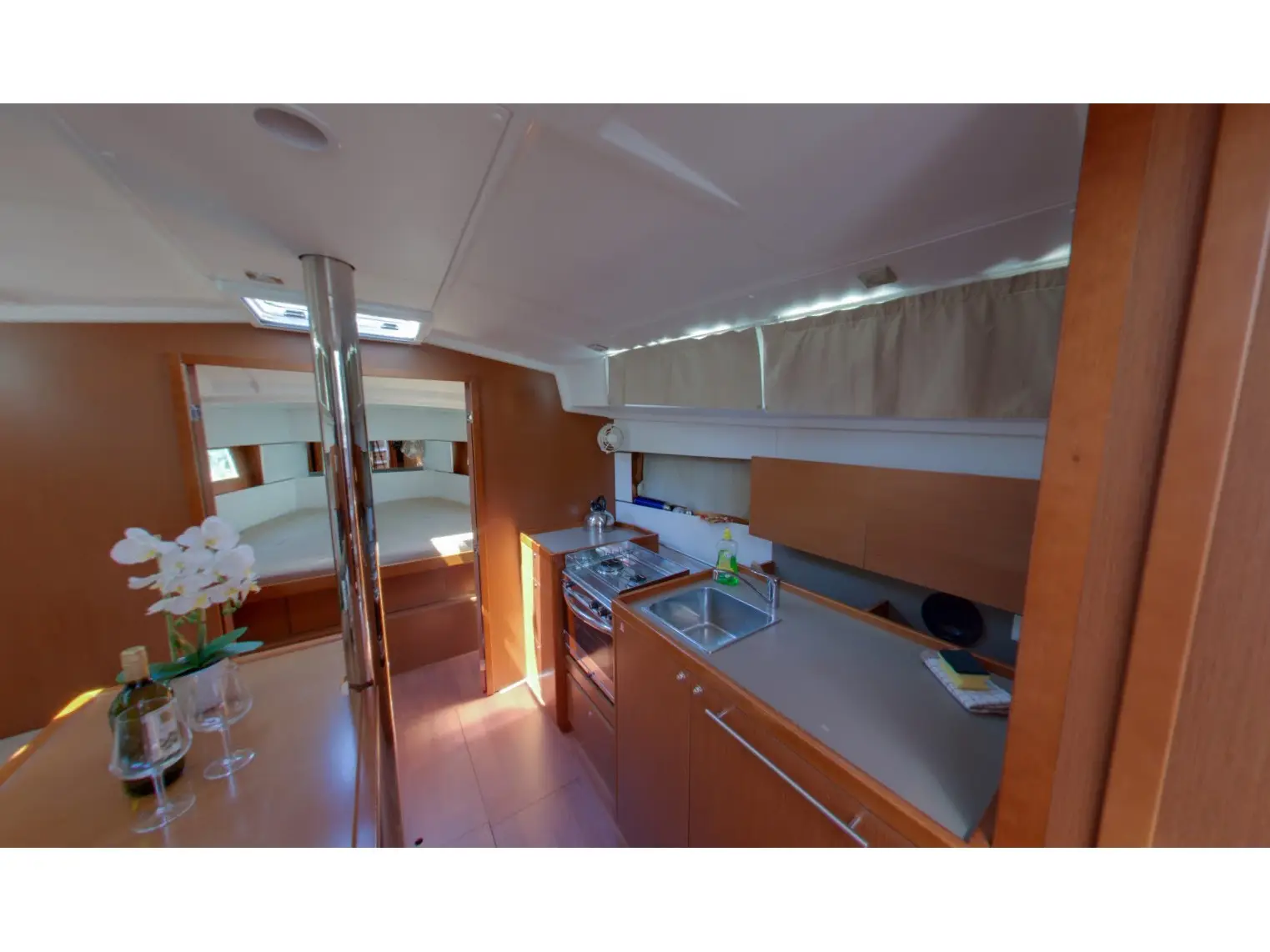 LUCE, Interior image