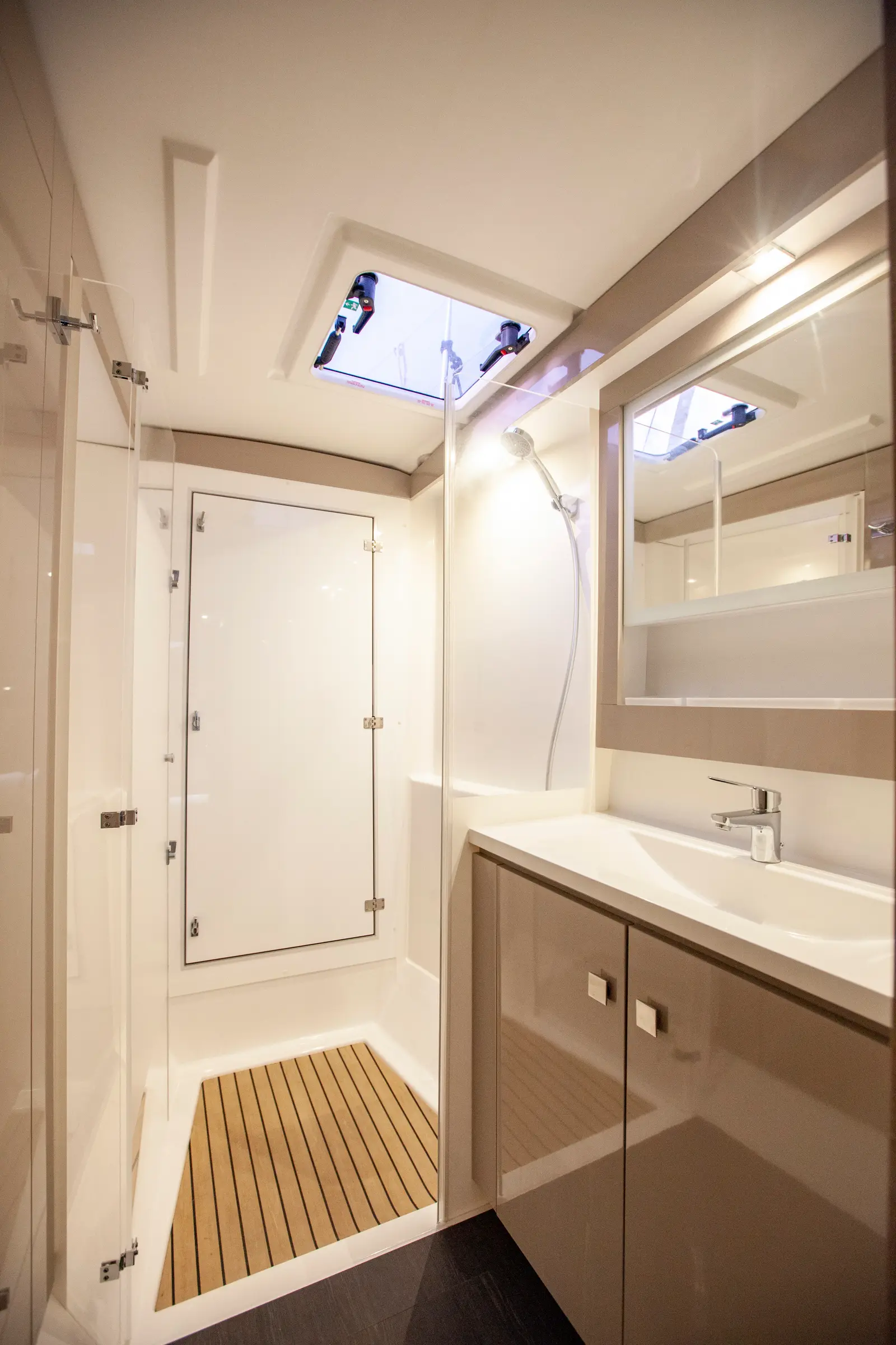 Serenita, Shower (starboard side)