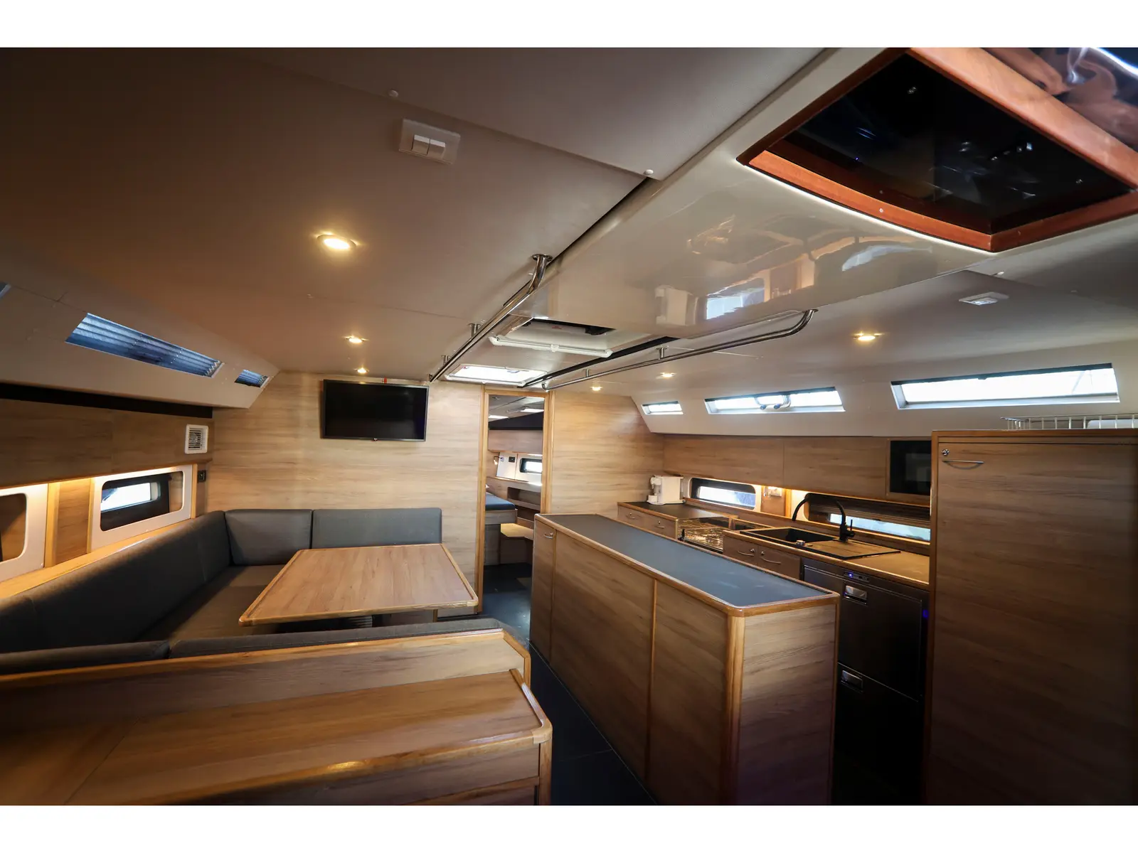 Luna Blu, Interior image