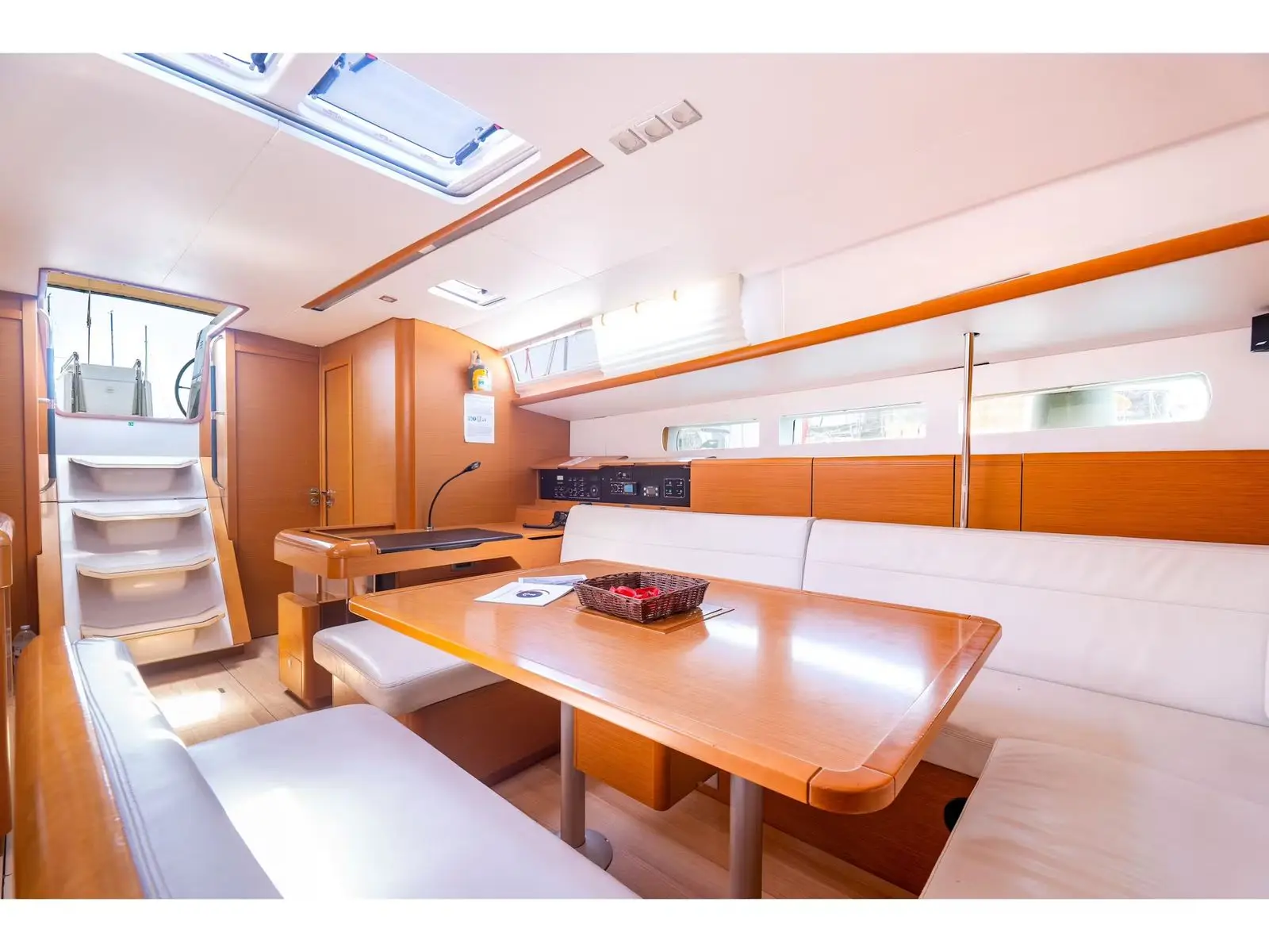 Simoun (Pax 10), Interior image