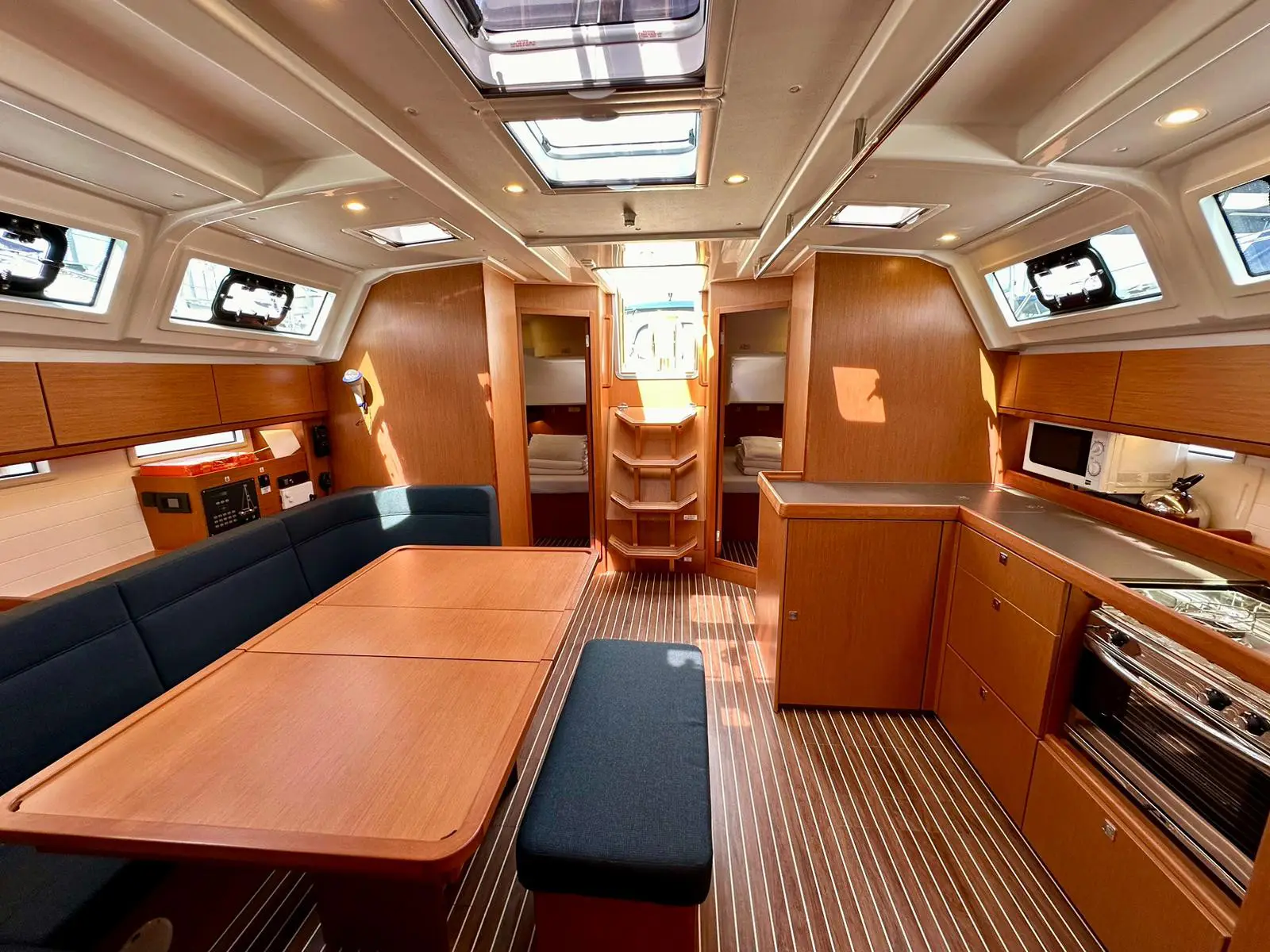 Pumba, Interior image