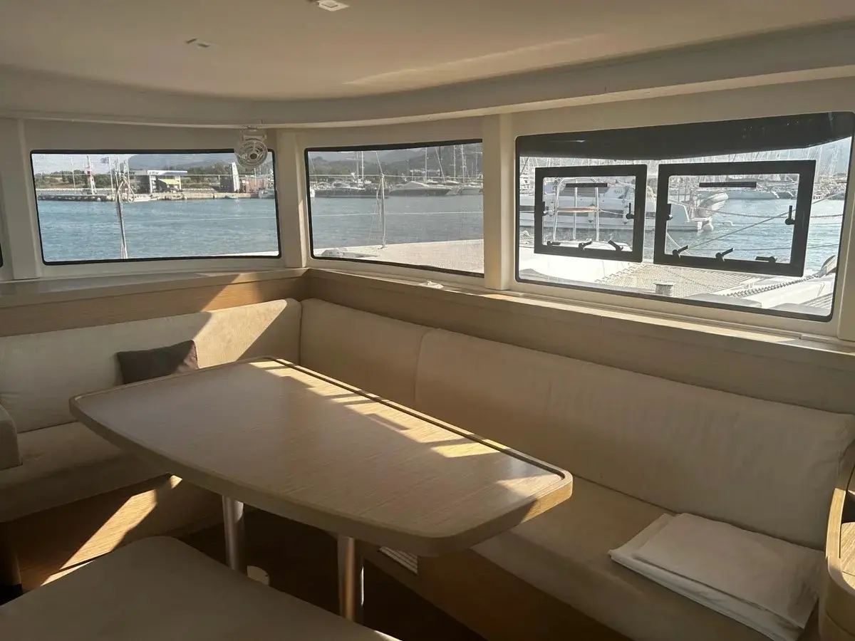 Marebella (Pax 12), Interior image