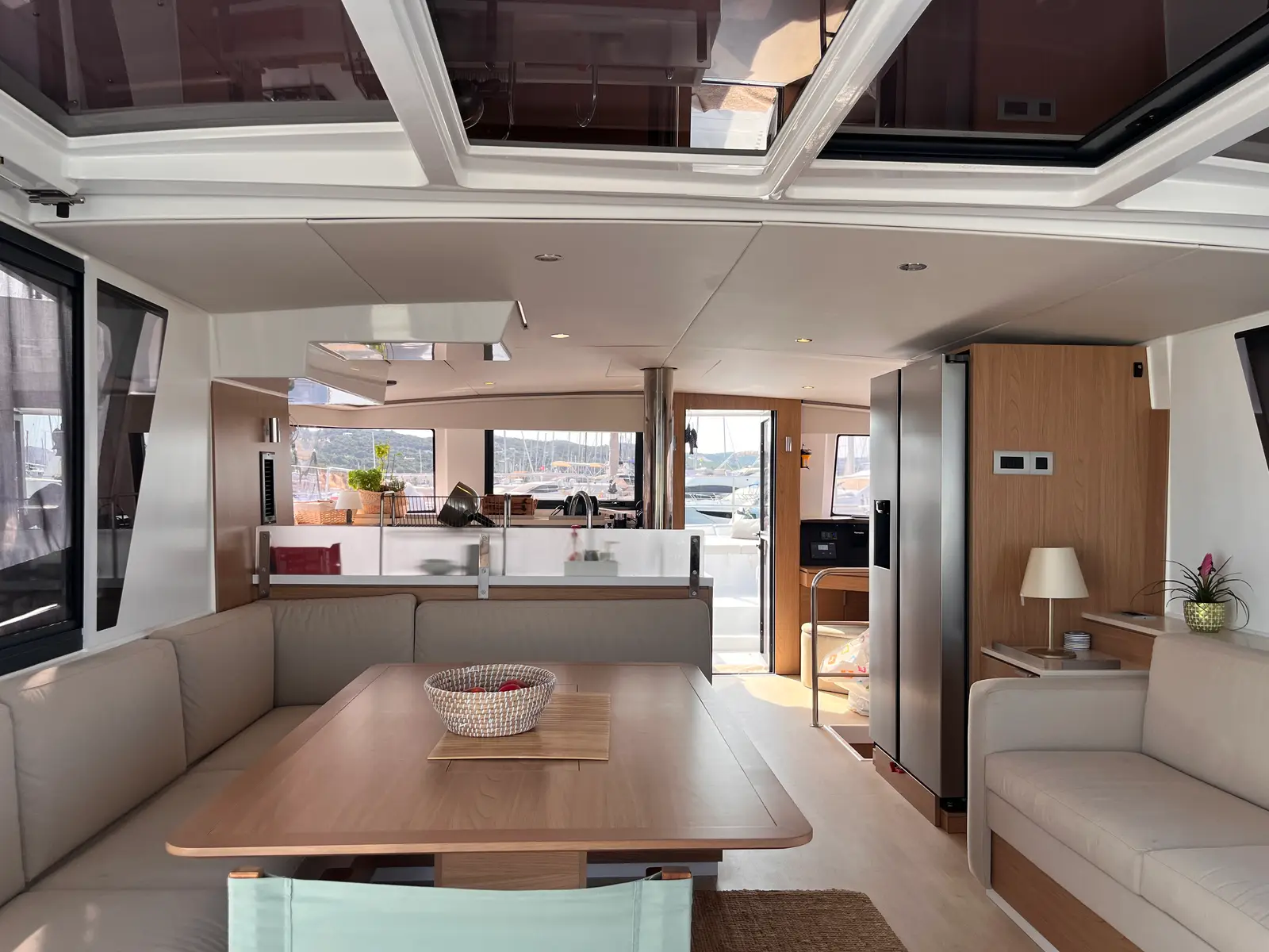 Noni, Interior image