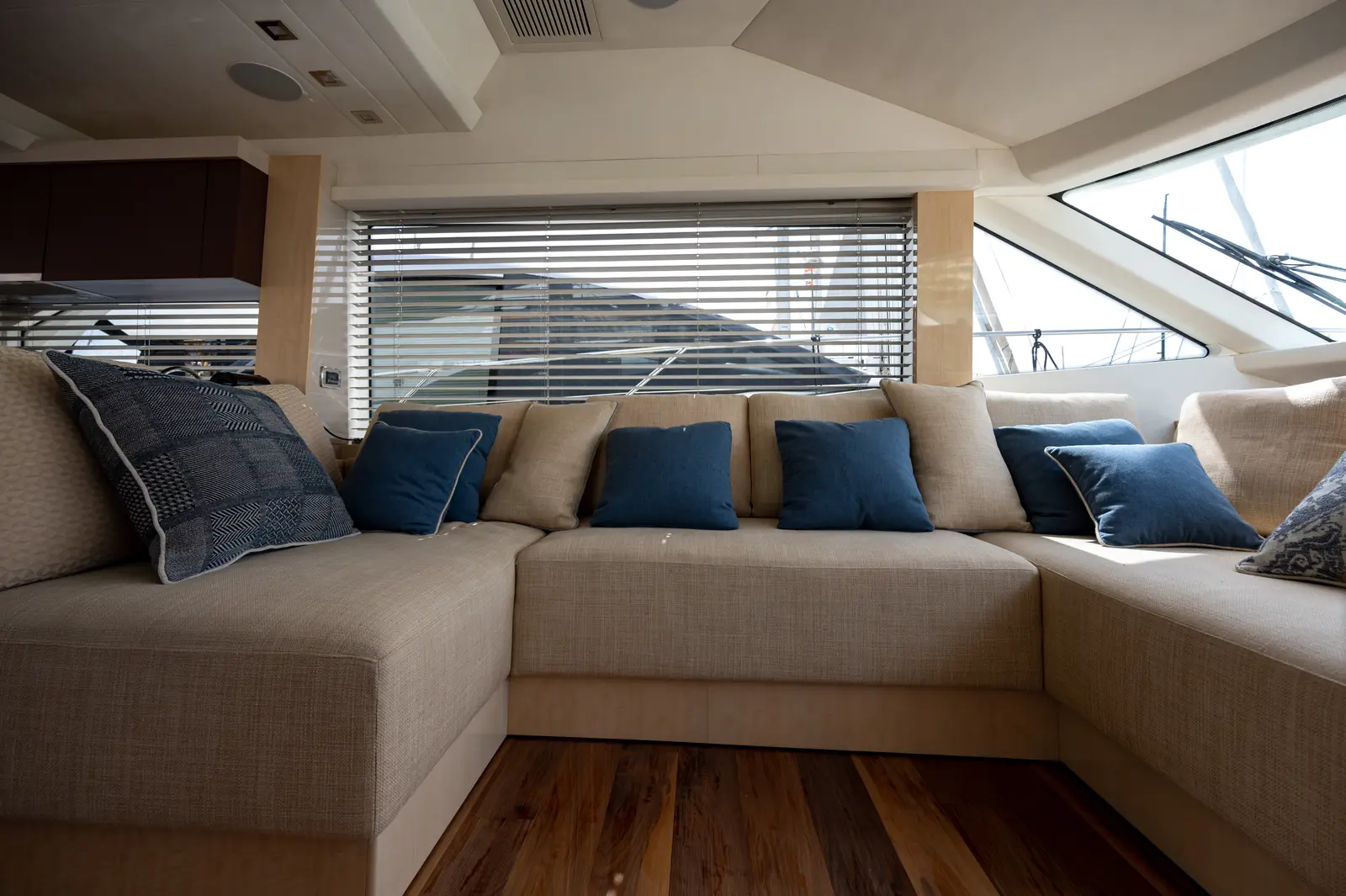 Five weeks, Interior image