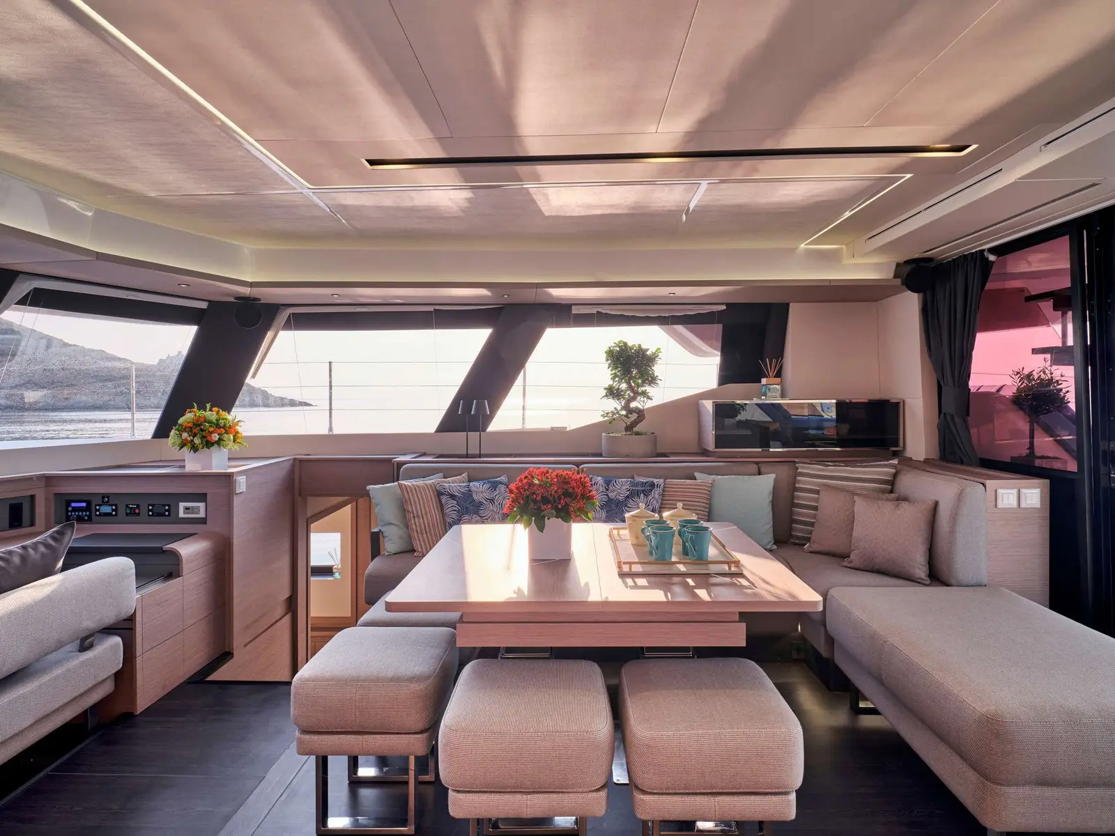 Aphaea, Interior image