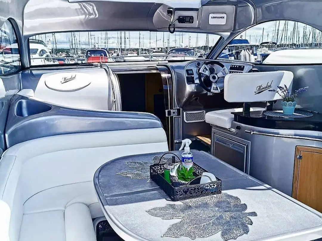 MAX 2, Interior image