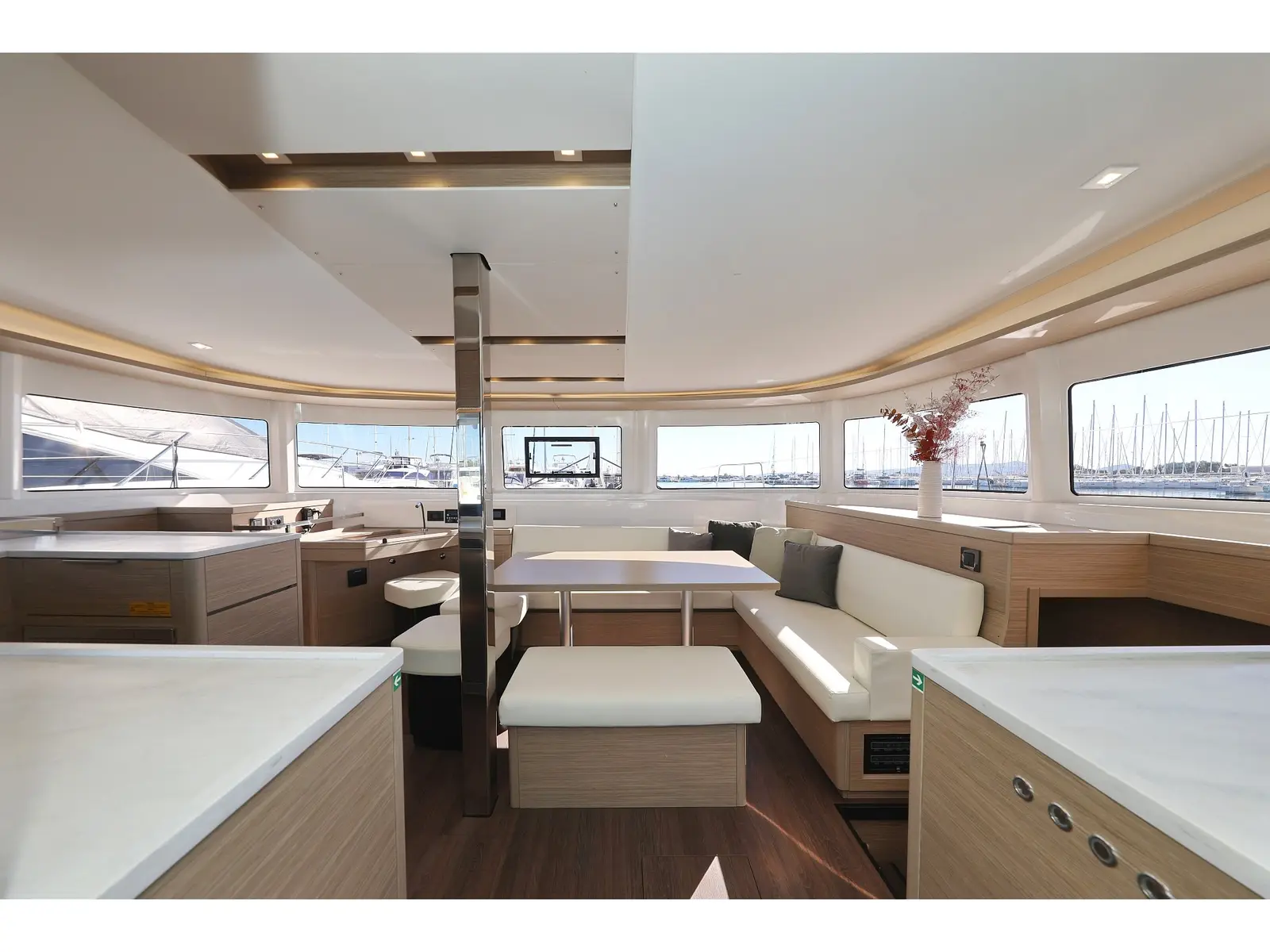 MAGIC DREAM, Interior image